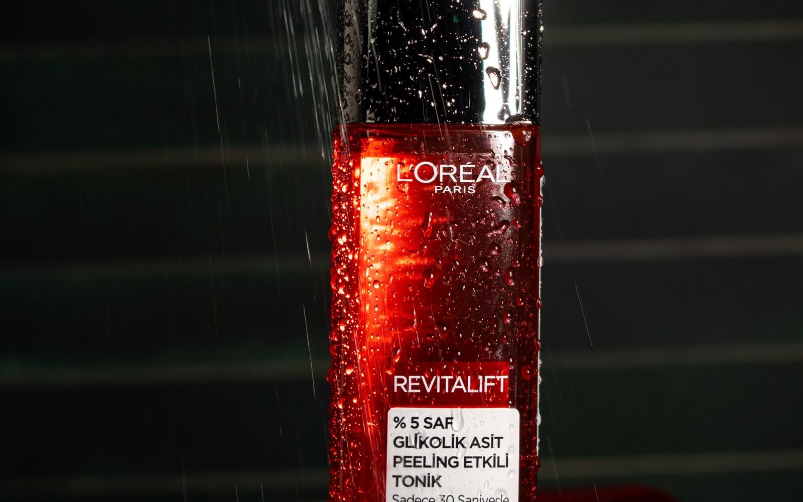 L’Oréal Paris Revitalift toner in water droplets